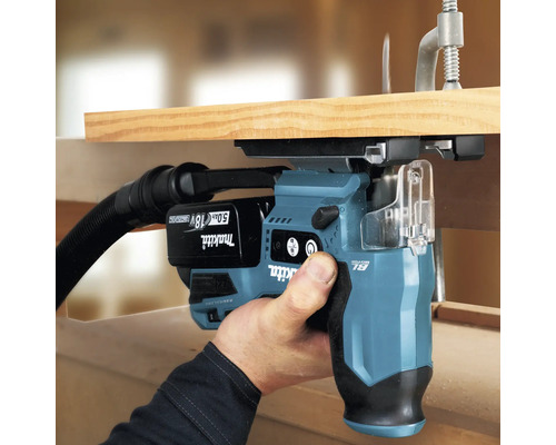 Akkukantenfräse im Einsatz an einem Holzstück