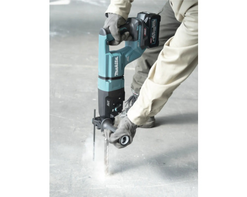 Ein Bediener verwendet einen Akku Bohrhammer von Makita zum Bohren in Beton.