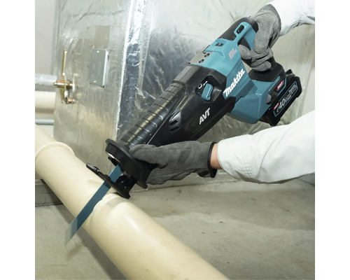 Akkusäbelsäge beim Sägen eines Rohrs