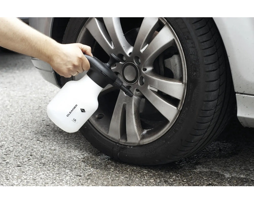 Sprühflasche mit Reiniger zur Felgenreinigung am Auto