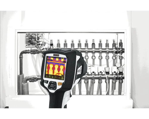 Eine Wärmebildkamera wird zur Überprüfung einer Heizungsanlage verwendet.