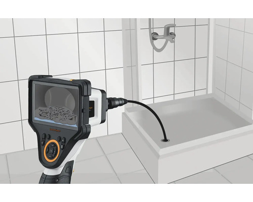 Rohrinspektionskamera im Einsatz in einer Duschwanne