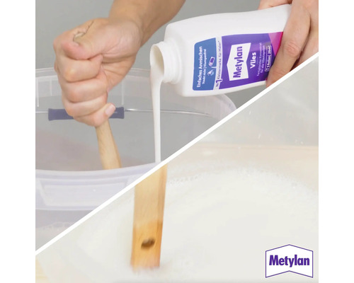 Anrühren von Metylan Vlies Kleister in einem Eimer mit einem Holzstab.