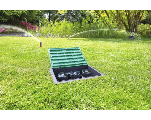 Versenkregneranlage im Garten mit Rasen