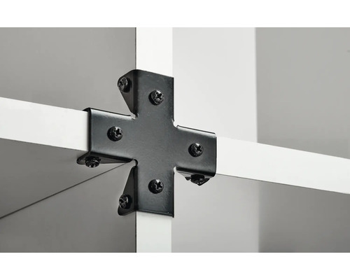 Detailaufnahme einer Regalkonstruktion mit schwarzem Kreuzverbinder und Schrauben