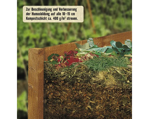 Komposthaufen in einem Holzrahmen mit Gartenabfällen und einer Anleitung zur Beschleunigung der Humusbildung