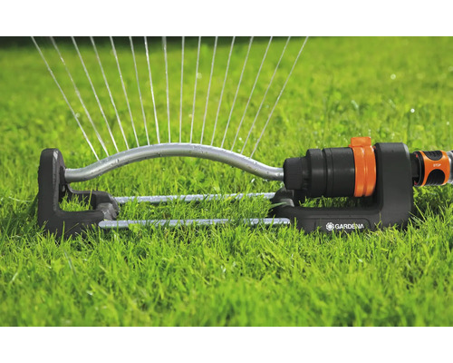 Gardena Regner auf Rasenfläche im Betrieb