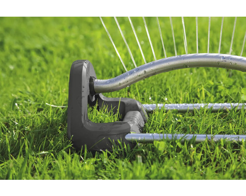 Rasensprenger in Betrieb auf einer Grünfläche