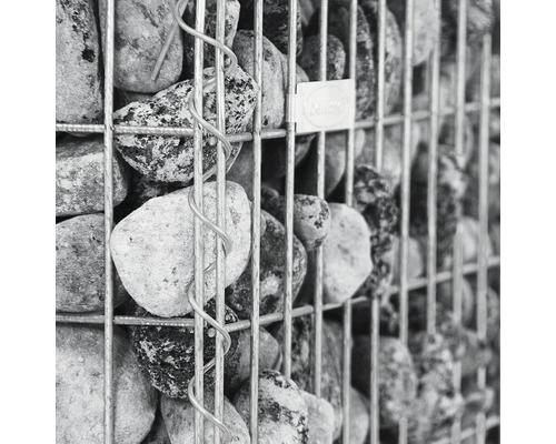 Detailansicht einer Gabione gefüllt mit Steinen, gehalten von einem Drahtgitter