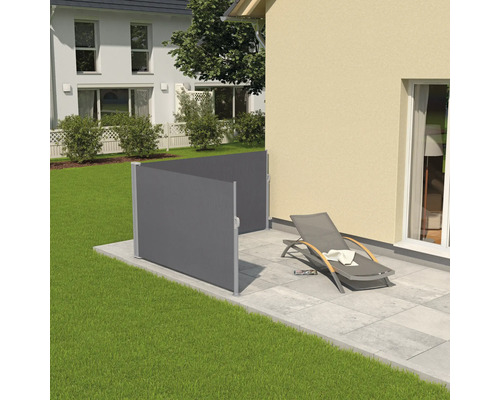Ausziehbare Seitenmarkise auf einer Terrasse mit Liegestuhl als Sichtschutz und Windschutz