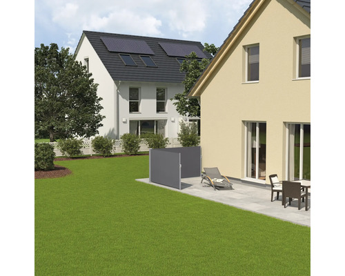 Sichtschutzzaun auf einer Terrasse mit Garten