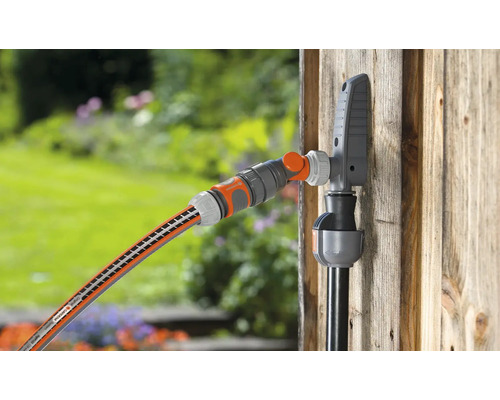 Gardena Schlauchbox mit Gartenschlauch an einer Holzwand