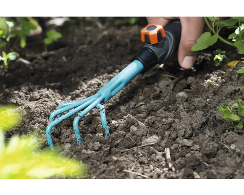 Gartenhacke im Einsatz im Erdreich
