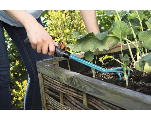Gartenarbeit mit einer Gartenkralle in einem Hochbeet