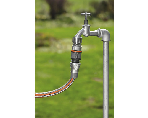 Gartenschlauch an einem Wasserhahn mit Schlauchverbinder angeschlossen