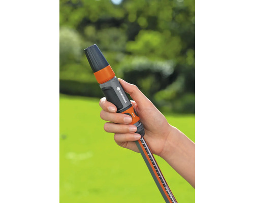 Gartenschlauchverbinder mit Wasserstopp in der Hand