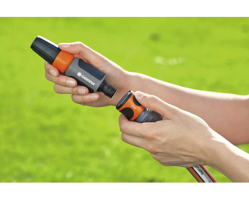 Gartenschlauchkupplung mit Wasserstopp in der Hand