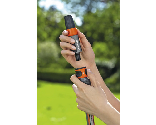 Person verbindet Gartenschlauchkupplung