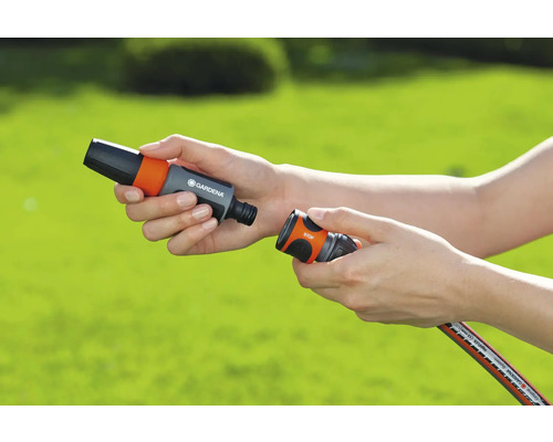 Person verbindet Gardena Gartenschlauchkupplungen.