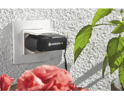 Gardena Logo Ladegerät an der Wand