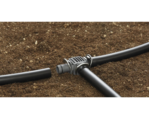 Tropfschlauch T-Stück Verbinder mit Schlauchschellen im Boden