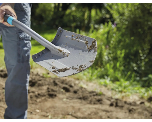 Gartenschaufel mit Erdresten