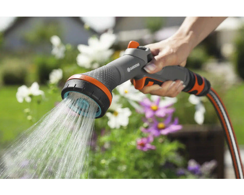 Gartenschlauch Sprühkopf in Benutzung für die Gartenbewässerung