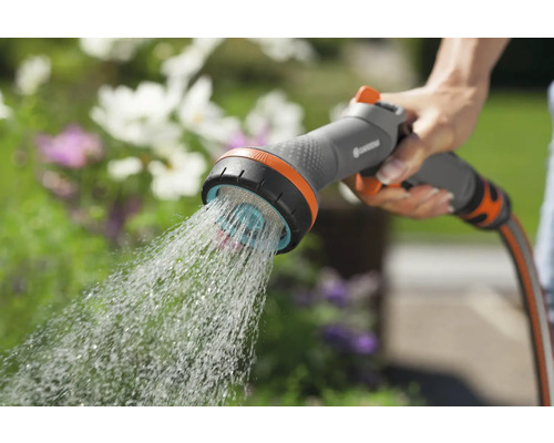 Gartenbrause im Einsatz zum Bewässern von Pflanzen