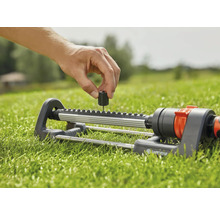 Premium Viereckregner GARDENA 250 Rasensprenger zur Bewässerung von rechteckigen und quadratischen Flächen von 105 - 250 m², Reichweite 7 -17 m, mit modernem und robustem Design (8151-20)-thumb-1