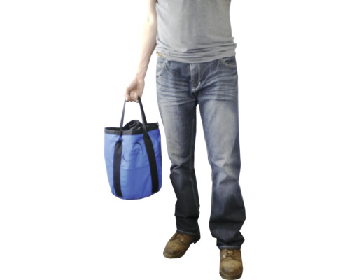 Eine Person hält eine blaue Einkaufstasche mit schwarzen Trägern.