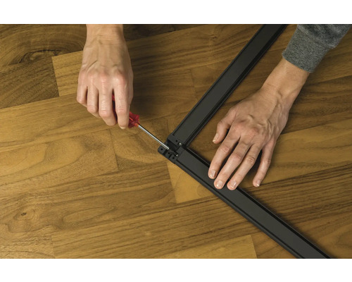 Montage eines Insektenschutzrahmens mit Schraubendreher