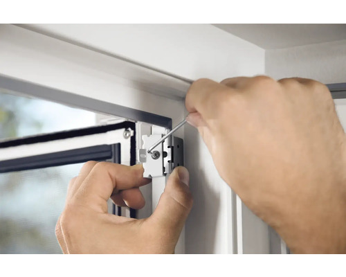 Montage eines Insektenschutzfensters mit Schraubendreher