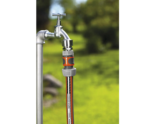 Gartenschlauchanschluss am Wasserhahn im Garten