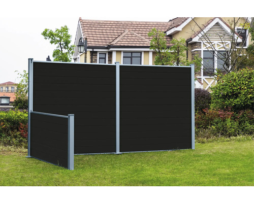 Garten mit Sichtschutzzaun aus Holz und Metallpfosten