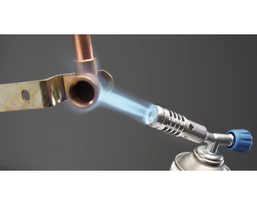 Lötlampe beim Löten eines Kupferrohrstücks