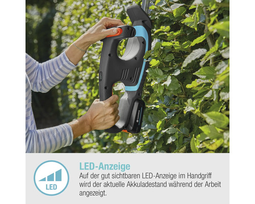 Gartenpflege mit einer Gardena Akku Heckenschere in Aktion.