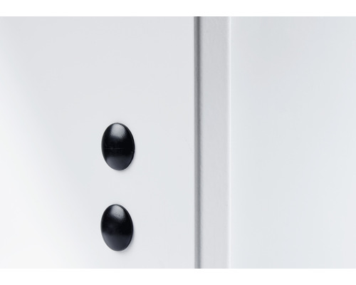 Zwei schwarze Abdeckkappen an einem Möbelstück