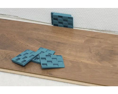 Dielenboden Verlegung mit Abstandskeilen an der Wand