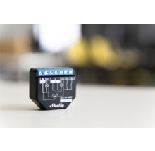 Shelly Logo auf einem Shelly 2.5 Smart Home Relais