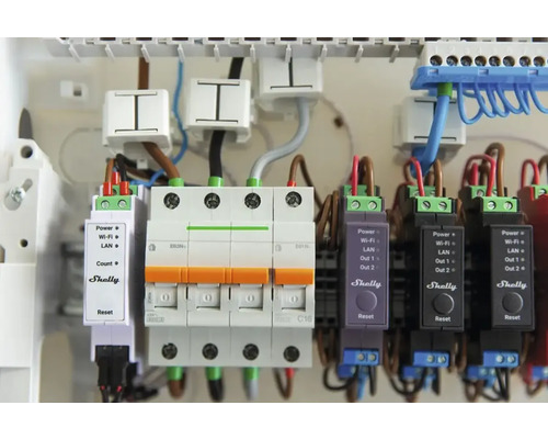 Sicherungskasten mit Shelly Energiemessgeräten und Leitungsschutzschaltern