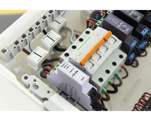 Verdrahteter Verteilerkasten mit Shelly-Komponenten, inklusive Stromleitungen und Sicherungen.