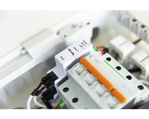 Shelly Logo auf einem Smart Home Gerät in einem Schaltschrank