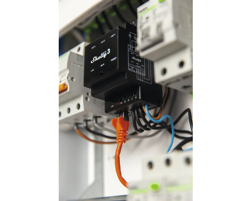 Shelly 3 Smart Home Relais in einem Verteilerkasten mit Verkabelung