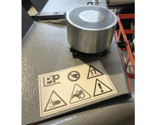 PowerPac Logo, Warnzeichen: Quetschgefahr, Magnetfeld, allgemeine Warnung, Strangulationsgefahr, bewegliche Teile