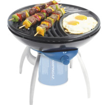 Tragbarer Gasgrill mit Spießen und Spiegeleiern auf dem Grill