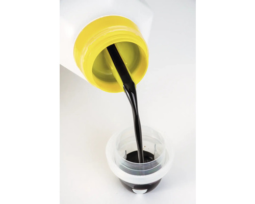 Ausgießen von Teer aus einem Behälter in einen Deckel