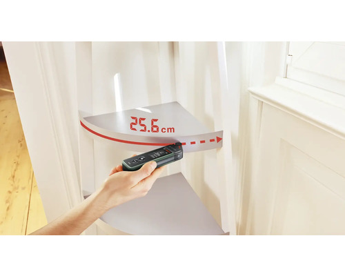 Handhabung eines digitalen Entfernungsmessers zur Messung eines Regals