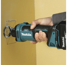 Makita Mauernutfräse im Einsatz an einer Wand