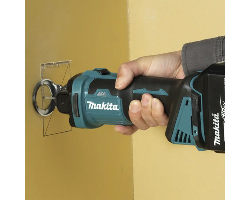 Makita Mauernutfräse im Einsatz an einer Wand