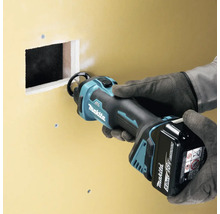 Makita Logo. Trockenbausäge im Einsatz an einer Wand.
